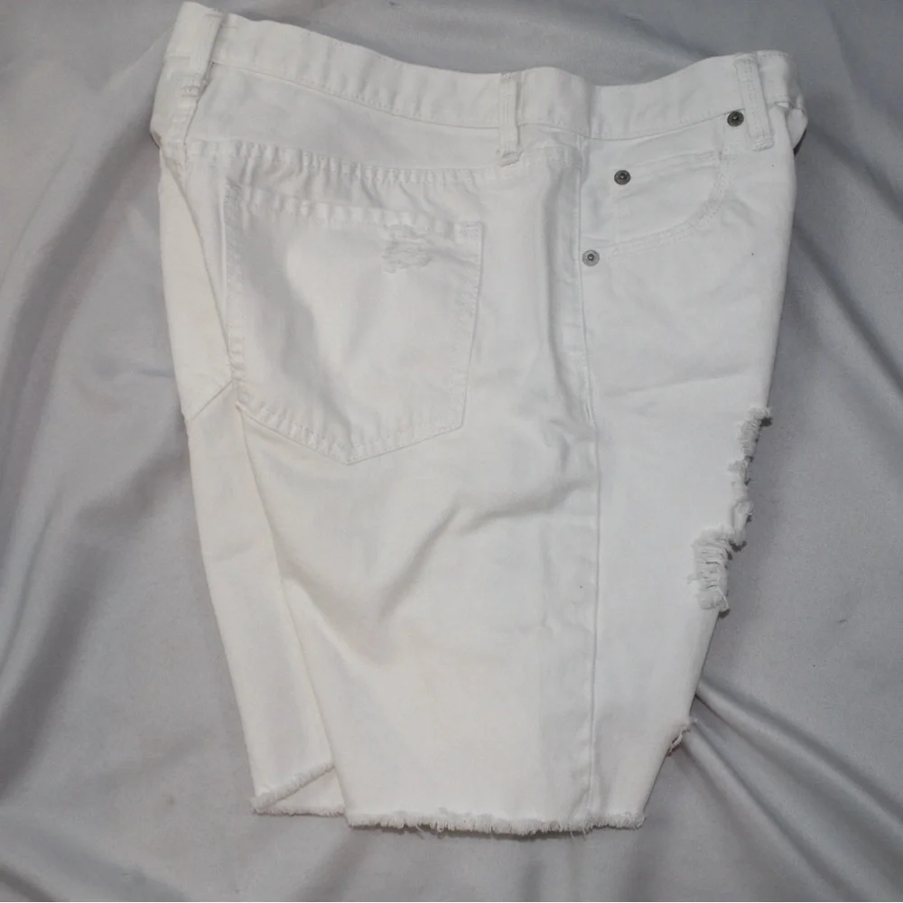 Mossimo Womens Low Rise Boyfriend Denim White Jean   Distress Shorts 6/28 - Picture 3 of 5